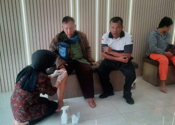 Tidak sepantasnya perbuatan terpuji itu di benci, Anggota Polresta Tanungpinang membantu Warga Yang Mengalami Laka Tunggal.