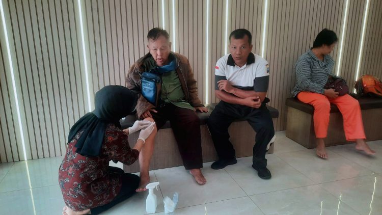 Tidak sepantasnya perbuatan terpuji itu di benci, Anggota Polresta Tanungpinang membantu Warga Yang Mengalami Laka Tunggal.