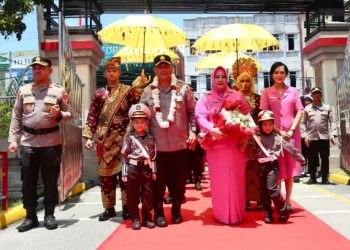 IRJEN POL ASEP SAFRUDIN KAPOLDA KEPRI BERSAMA KETUA BHAYANGKARI DAERAH KEPRI LAKSANAKAN KUNJUNGAN KERJA KE KABUPATEN KARIMUN