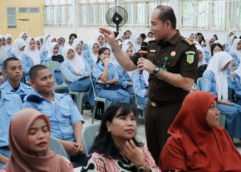 Bangun Kesadaran Hukum, Kejati Kepri Sosialisasi Bahaya Napza dan Bullying di SMKN 1 dan SMKN 