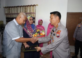 HUT Bhayangkara ke-79, Kapolresta Tanjungpinang Menyerahkan Tali asih Kepada 3 Personel yang mengalami sakit