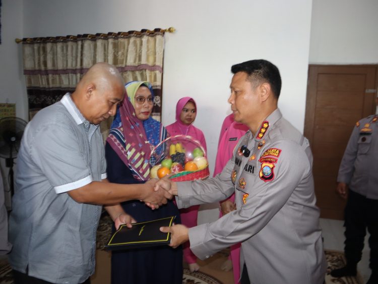 HUT Bhayangkara ke-79, Kapolresta Tanjungpinang Menyerahkan Tali asih Kepada 3 Personel yang mengalami sakit