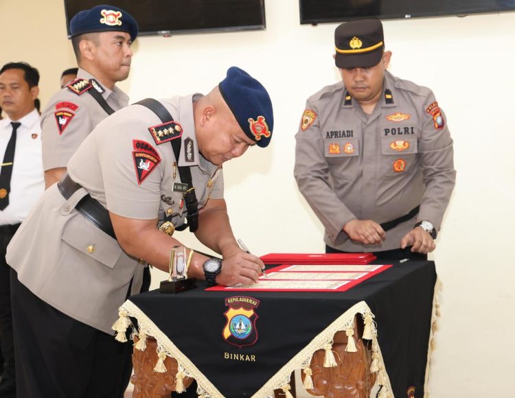 KAPOLDA PIMPIN SERTIJAB IRWASDA DAN DANSAT BRIMOB POLDA KEPRI