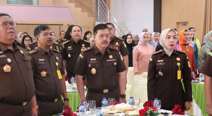 Kejati Kepri Rayakan HBA ke-65 dengan Doa Bersama dan Pemotongan Tumpeng.