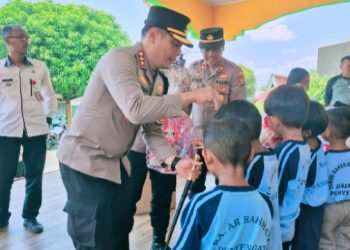 Kapolresta Tanjungpinang Bagikan Perlengkapan Sekolah Dari Kapolda Kepri Kepada Anak-Anak di Pulau Penyengat