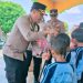 Kapolresta Tanjungpinang Bagikan Perlengkapan Sekolah Dari Kapolda Kepri Kepada Anak-Anak di Pulau Penyengat