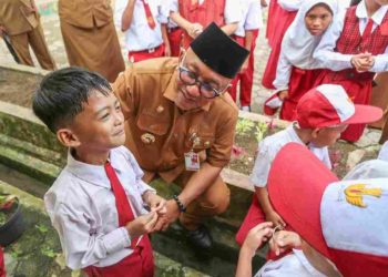 Wali Kota Lis Darmansyah dan Wakil Wali Kota Raja Ariza  mendukung pendidikan yang merata dan meringankan beban orang tua,  Bantuan  Baju seragam gratis segera di salurkan
