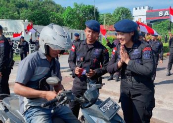 SAMBUT HUT RI KE-80, SATBRIMOB POLDA KEPRI BAGIKAN 1.000 BENDERA MERAH PUTIH