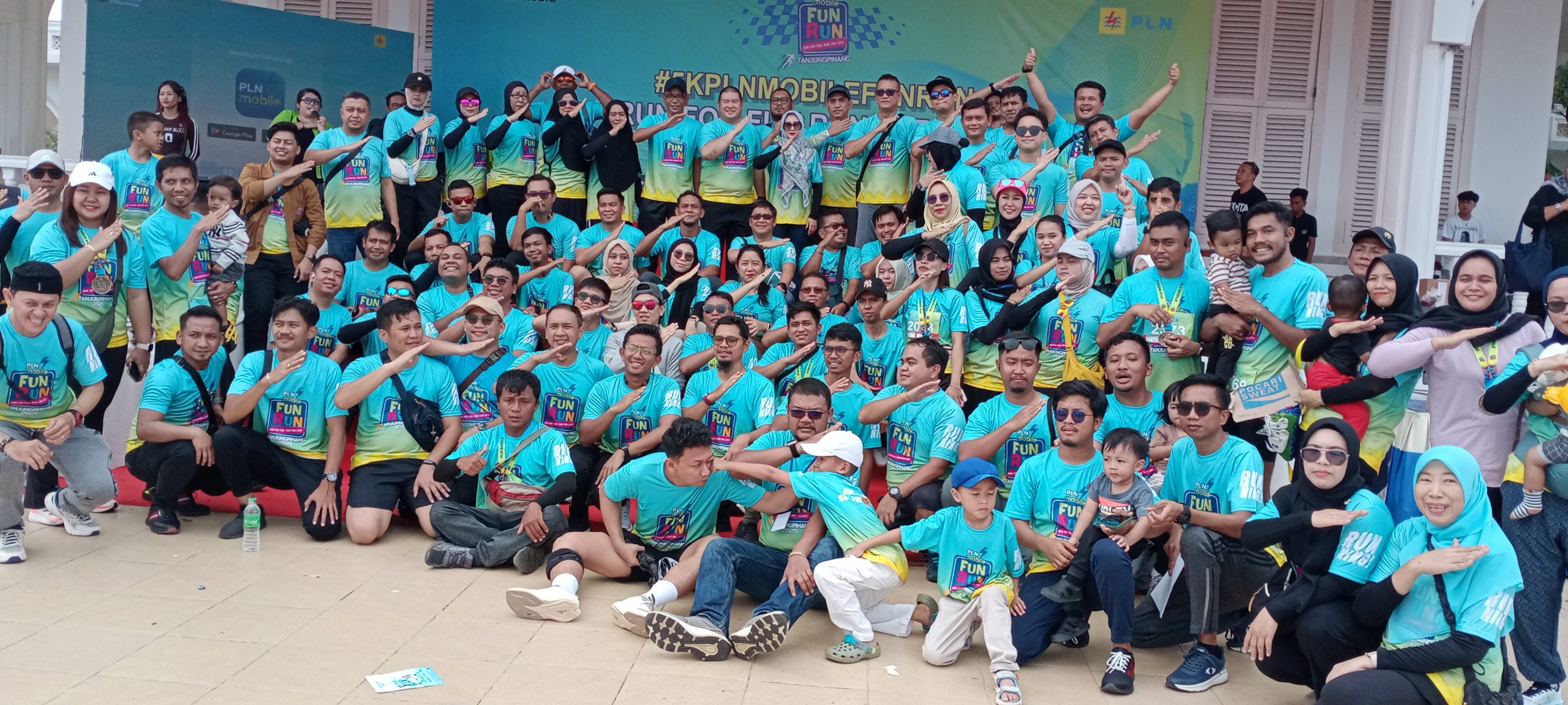 Foto bersama pimpinan dan staf PLN