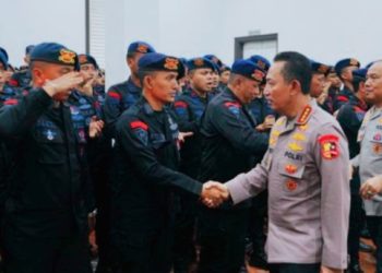 Kapolri Jenderal Listyo Sigit Prabowo  Kunjungi Mako Brimob Kwitang, Jajaran Brimob untuk tetap siaga menjaga markas komando.