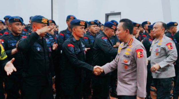 Kapolri Jenderal Listyo Sigit Prabowo Kunjungi Mako Brimob Kwitang, Jajaran Brimob untuk tetap siaga menjaga markas komando.