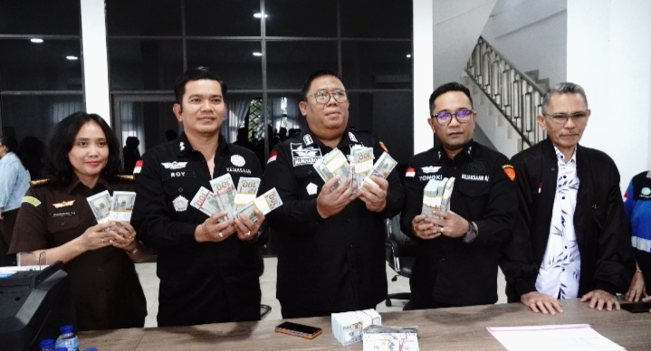 Kejati Kepri Terima Pengembalian Kerugian Keuangan Negara Sebesar $272.497 dalam Perkara Tipikor PNBP.