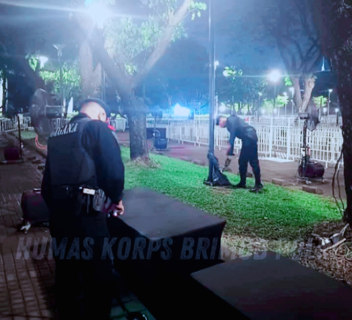 Gegana Brimob PMJ Sterilisasi Area Jakarta Running Festival 2025: Pastikan Kegiatan Berjalan Aman dan Lancar