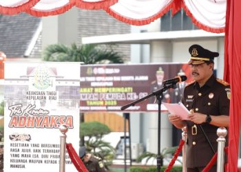 Kajati Kepri J. Devy Sudarso Pimpin Upacara Peringatan Hari Sumpah Pemuda ke-97 Tahun 2025 di Lapangan Kejati Kepri.