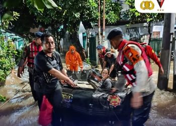 Brimob Polda Metro Jaya Laksanakan Patroli SAR Antisipasi Banjir dan Bantu Evakuasi Warga di Pondok Aren
