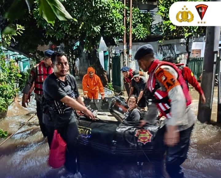 Brimob Polda Metro Jaya Laksanakan Patroli SAR Antisipasi Banjir dan Bantu Evakuasi Warga di Pondok Aren