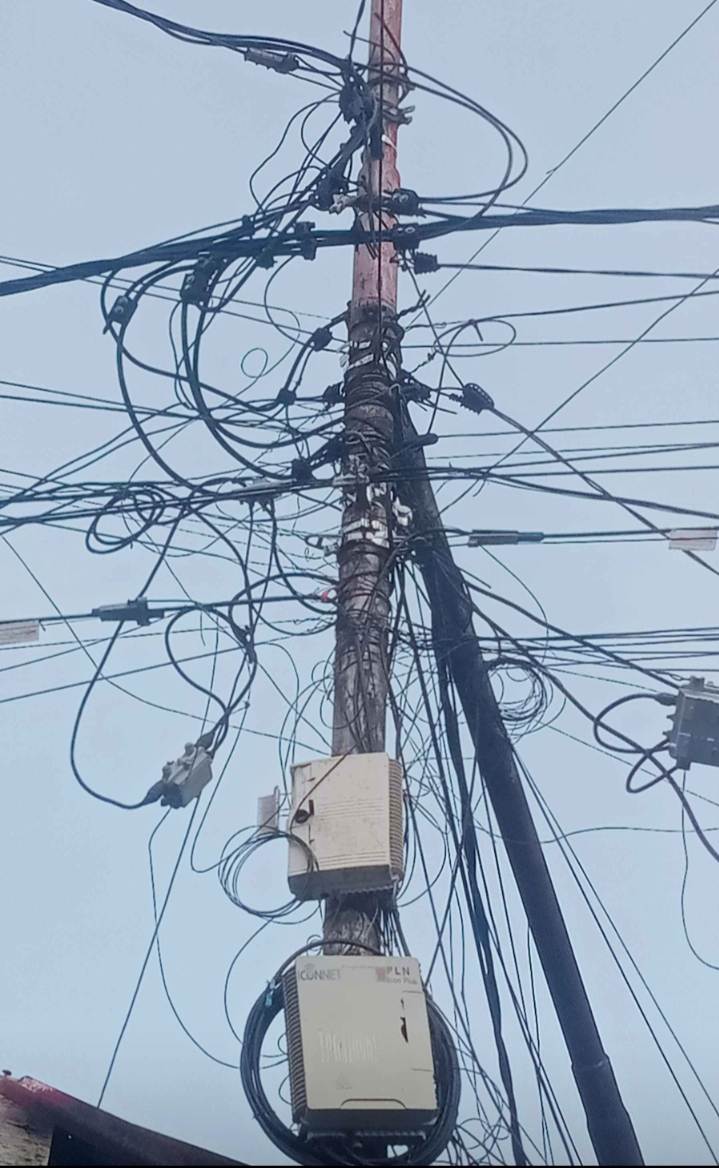 PLN Terkesan Abai Dalam Mengawasi Tiang Listrik milik Negara Dipakai Perusahaan Swasta Meski Tampak Semrawut