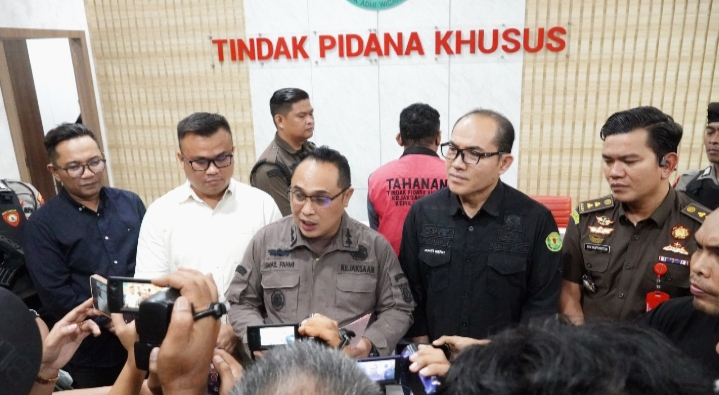 Tim Penyidik Pidsus Kejati Kepri Tahan Dirut PT BFG Tersangka Korupsi Pembangunan Jembatan Tanah Merah Bintan