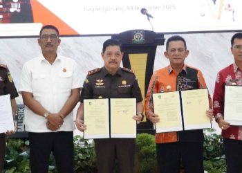 Kajati Kepri dan Gubernur Kepri berikut Kepala Daerah Se-Kepri Teken MoU Pelaksanaan Pidana Kerja Sosial Bagi Pelaku Tindak Pidana, Mulai Diterapkan 2026