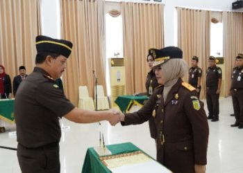 Kajati Kepri Pimpin Upacara Pelantikan dan Pengambilan Sumpah Jabatan Wakajati Baru, Dorong Kinerja Humanis dan Berintegritas.