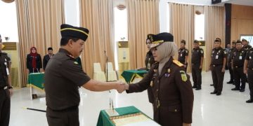 Kajati Kepri Pimpin Upacara Pelantikan dan Pengambilan Sumpah Jabatan Wakajati Baru, Dorong Kinerja Humanis dan Berintegritas.
