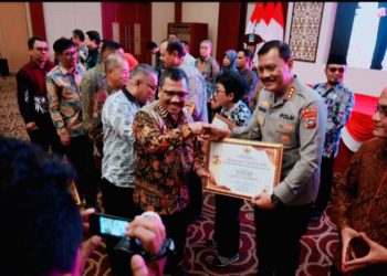 POLDA KEPRI RAIH PENGHARGAAN KETERBUKAAN INFORMASI PUBLIK TAHUN 2025