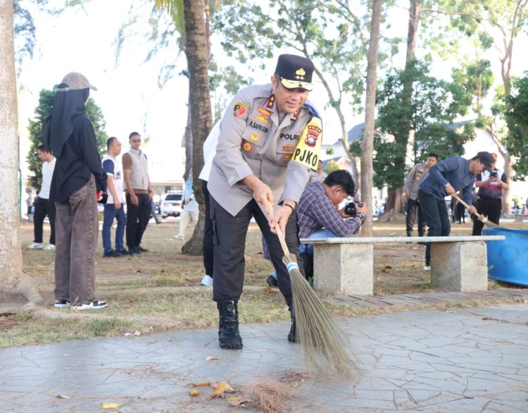 POLDA KEPRI GELAR BHAKTI KEBERSIHAN, Kapolda Kepri:  Kegiatan bakti kebersihan ini merupakan tindak lanjut atas instruksi dan atensi Presiden
