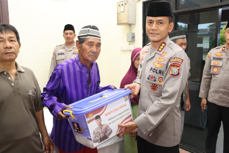 Berikan Bansos kepada Masyarakat Yang Membutuhkan, Kapolresta Tanjungpinang Safari Ramadhan di Polsek Bukit Bestari