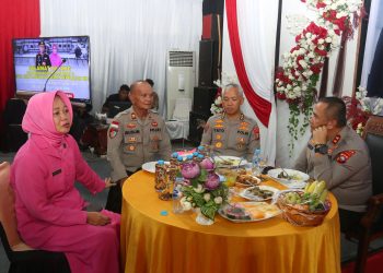 Kapolda Kepri beri Hadiah Umroh Ke Kasipropam Polres Anambas Beserta istri