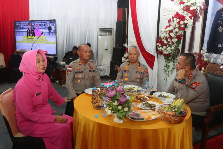 Kapolda Kepri beri Hadiah Umroh Ke Kasipropam Polres Anambas Beserta istri